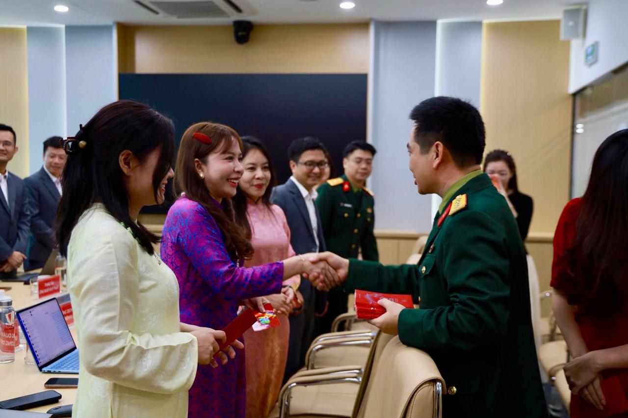 Phó TGĐ Tập đoàn thăm, động viên đơn vị tuyến đầu Viettel Customer Service đầu Xuân 2026